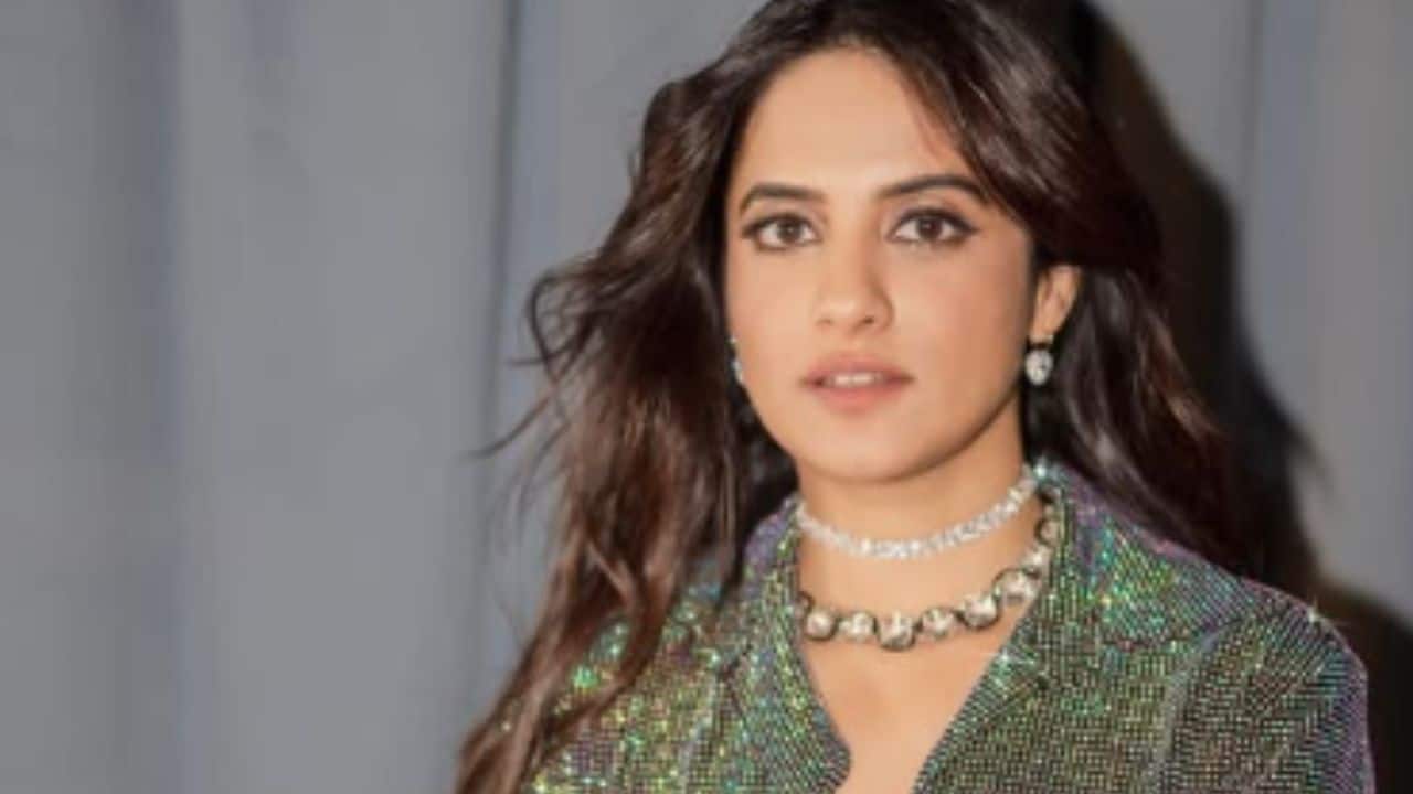 Jasleen Royal faces backlash for Coldplay set; internet describes her performance as 'offbeat', 'out of tune', 'overrated' 'pathetic'