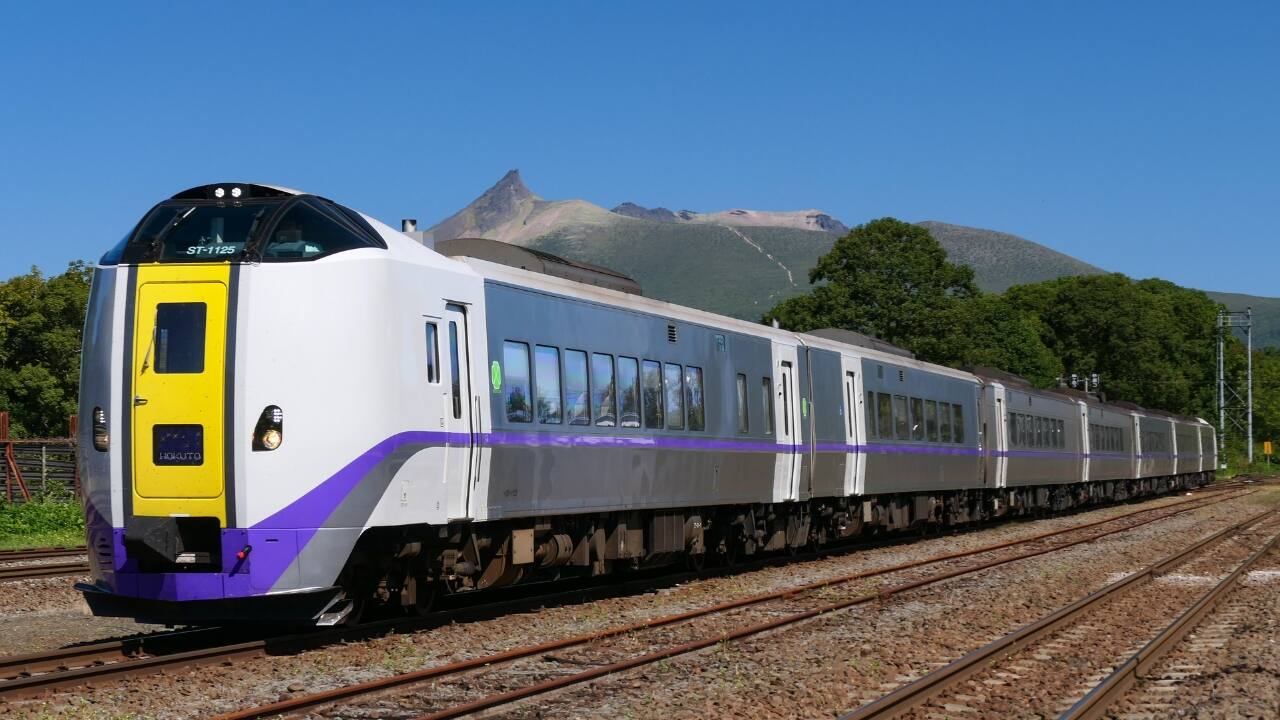 9. Tokyo to Hakodate: The Super Hokuto, Japan Japan’s Super Hokuto train delivers an unforgettable mix of coastal beauty and mountain scenery, all while whizzing through pristine landscapes. Whether you’re gazing at the Pacific Ocean or winding through Japanese countryside, this journey is a perfect way to see the country from a unique angle. (Image: Wikipedia)