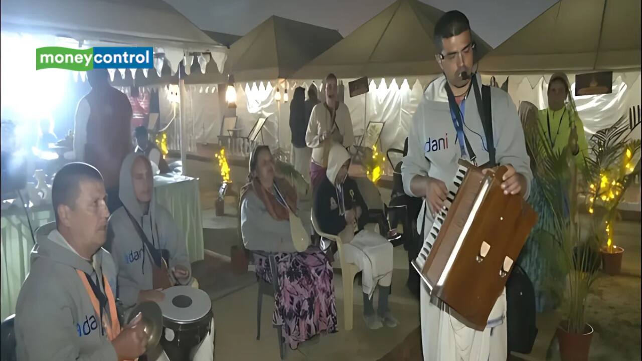 Maha Kumbh Mela 2025: Russian, Ukrainian Devotees Join the Celebration, Chant 'Hare Rama Hare Krishna'