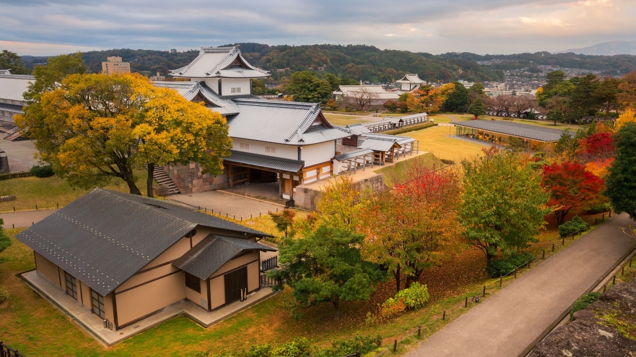 1. Kanazawa: A City of Art and Heritage Kanazawa, often referred to as “Little Kyoto,” boasts stunning Edo-period districts and traditional teahouses. It’s also home to Kenrokuen Garden, one of Japan’s “three great gardens.” This tranquil space is perfect for a peaceful stroll. The 21st Century Museum of Contemporary Art adds a modern twist to the city’s artistic scene. With fewer tourists, Kanazawa offers a chance to immerse yourself in Japan’s rich culture without the crowds. (Image: Canva)