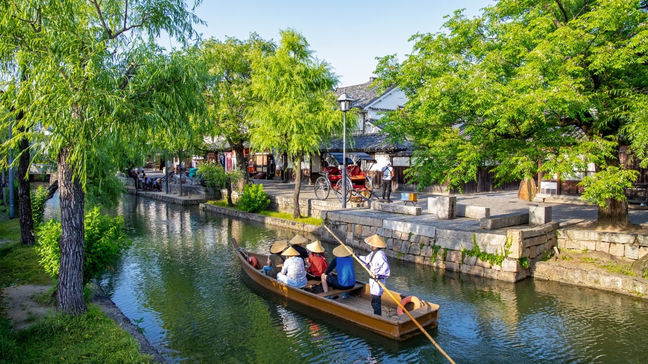 7. Kurashiki: Canals and Edo-Era Elegance Step back in time and wander through Kurashiki’s Bikan Historical Quarter, where you’ll find tranquil canals lined with willow trees and well-preserved Edo-period warehouses. Many of these warehouses have been transformed into museums, art galleries, and boutiques, offering a unique glimpse into Japan’s past. A peaceful boat ride through the canals is a must-do, adding to the romantic charm of this picturesque town. (Image: Canva)