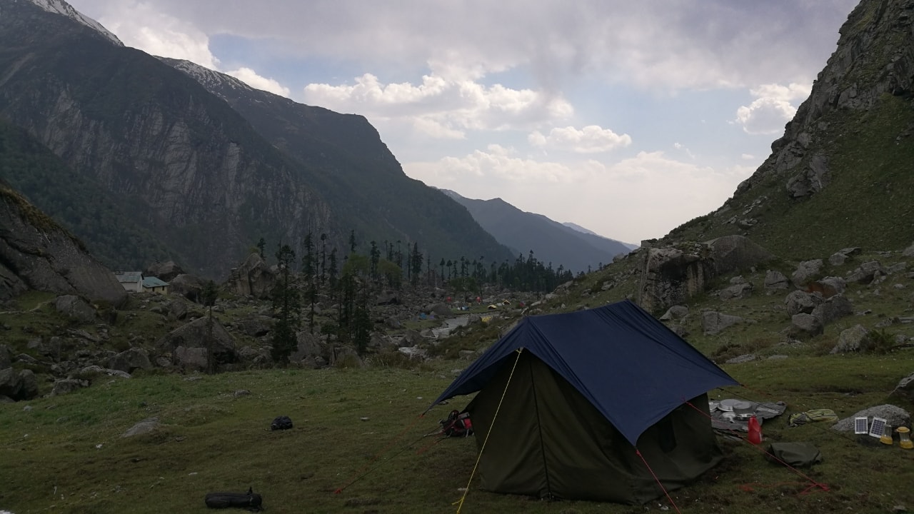 8. Har Ki Dun Trek Known as the “Valley of Gods,” Har Ki Dun offers an enchanting winter experience. Trek through snow-covered meadows, past frozen rivers, and soak in the beauty of Swargarohini peaks this February. (Image: Canva)