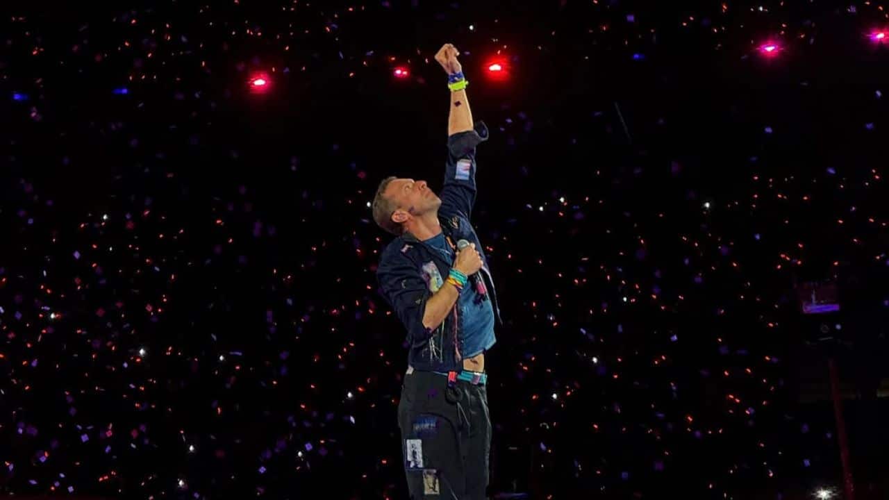 Coldplay's Chris Martin pauses mid-performance to help fan in trouble, says, "least make sure you’re looking after each other..."