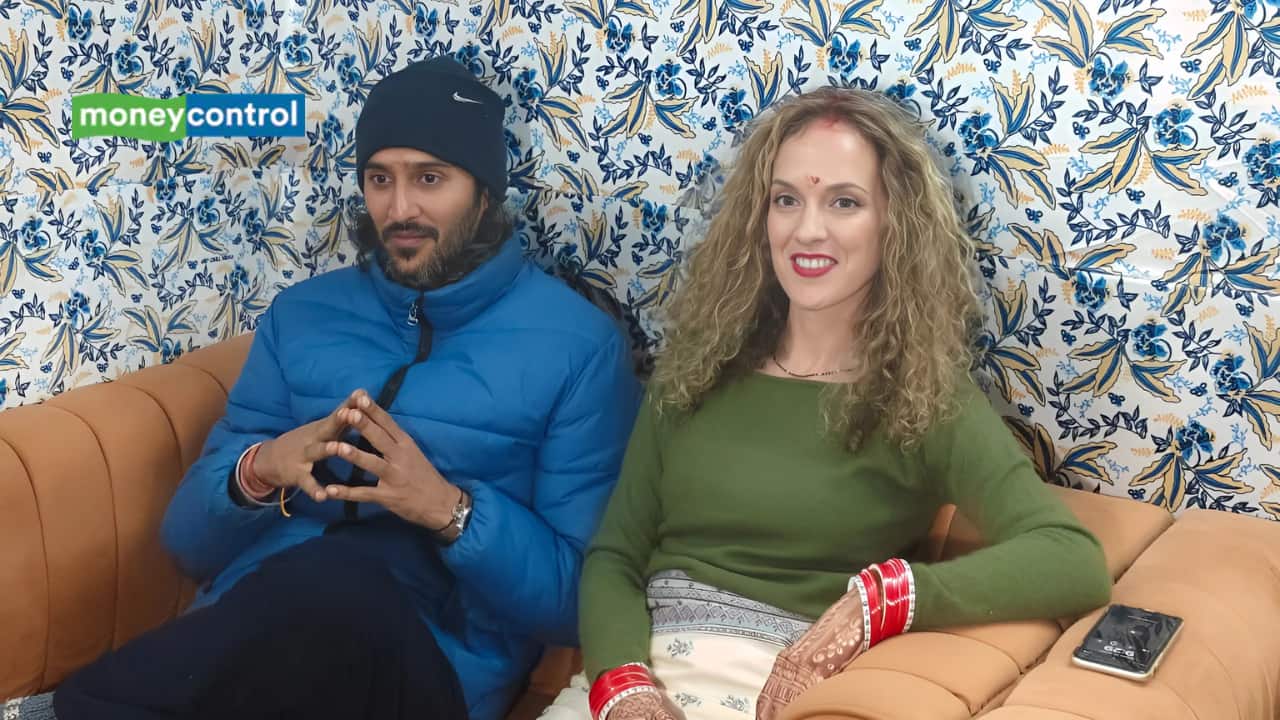 Maha Kumbh 2025: Indian Man Siddharth Ties Knot with Greek Bride Penelope in Vedic Ceremony