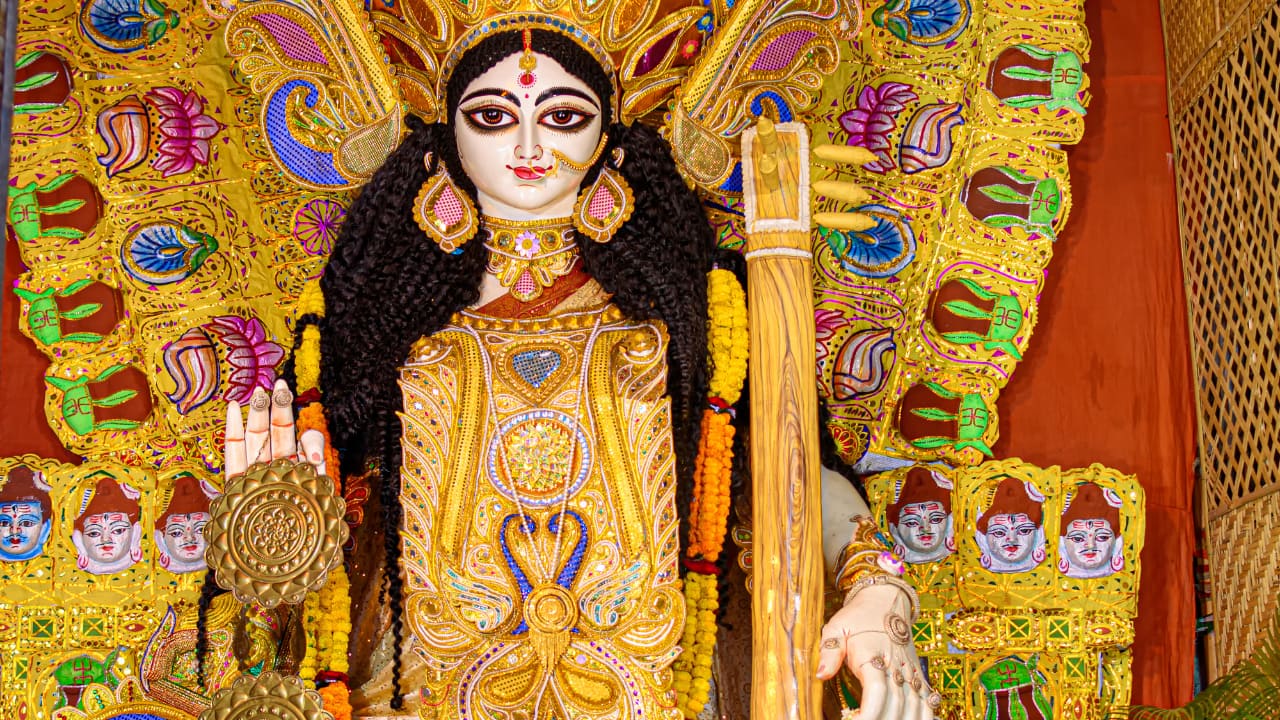 Goddess Saraswati’s Attire: Goddess Saraswati is often depicted in yellow attire, symbolizing purity, wisdom, and a calm demeanor. This association reinforces yellow as her color of choice. (Image: Canva)