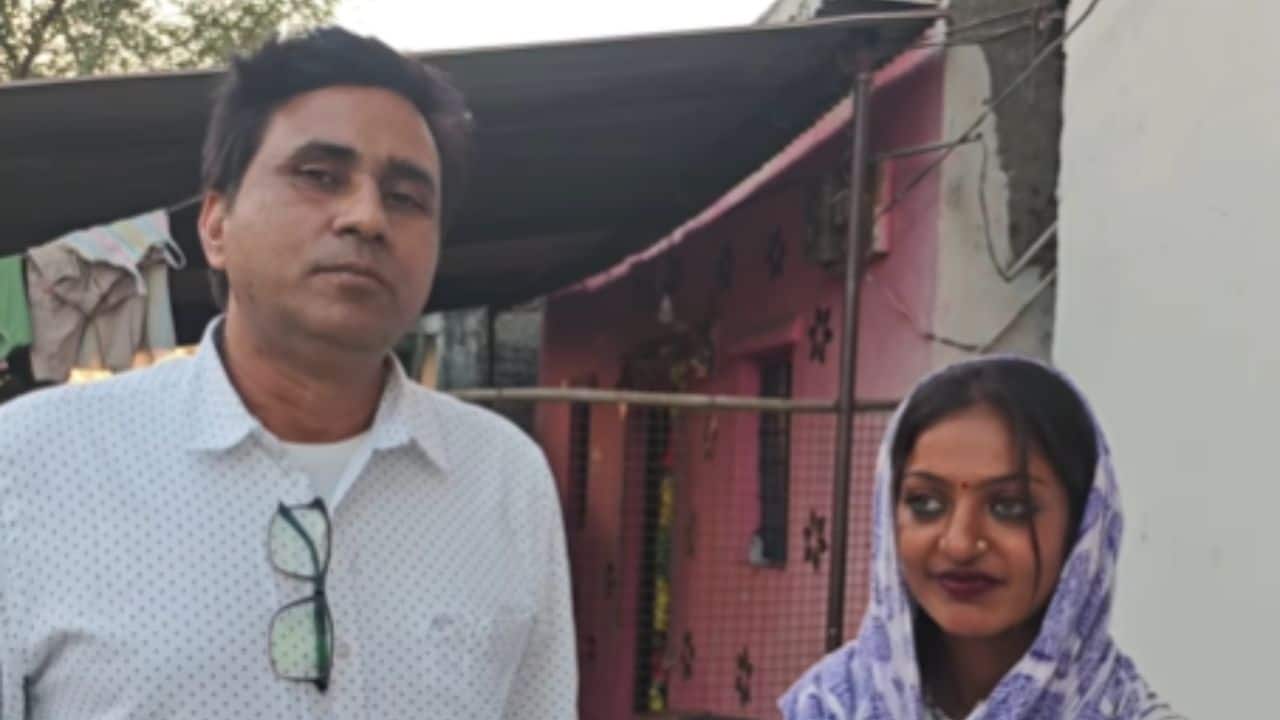 Maha Kumbh's viral sensation, Monalisa signs her Bollywood debut with director Sanoj Mishra, watch video