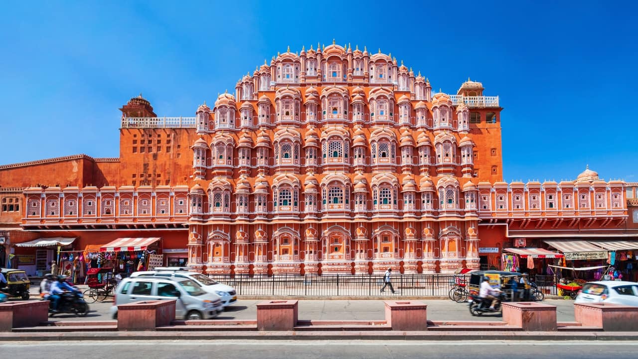 4. Jaipur, Rajasthan Jaipur, with its stunning forts, palaces, and vibrant streets, offers a glimpse into India's regal past. The iconic Amber Fort, the intricately designed Hawa Mahal, and the lively bazaars make it a perfect destination to capture both the rich history and the vibrant culture of Rajasthan. (Image: Canva)