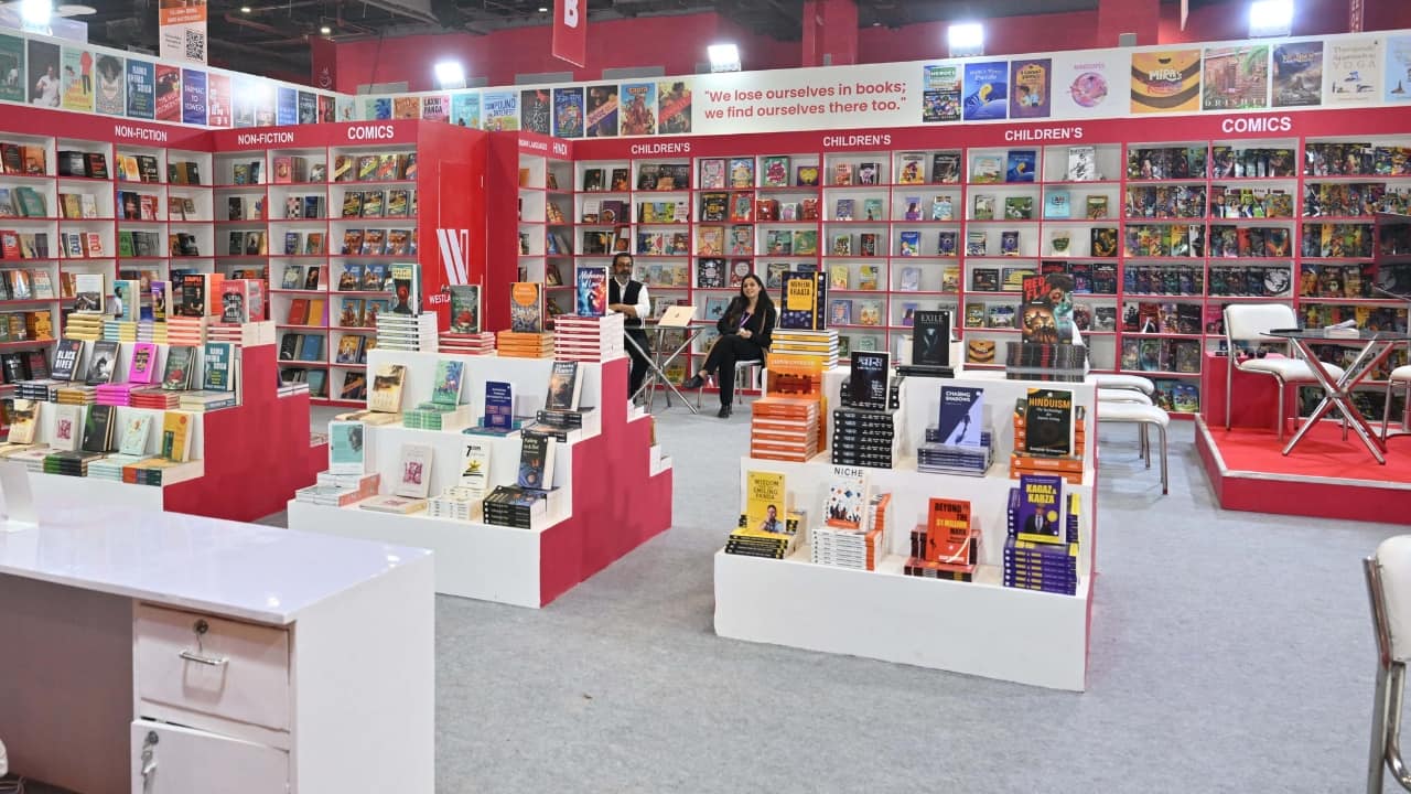 Exploring books and cultural programs at New Delhi World Book Fair 2025. (Image: X/@rashtrapatibhvn)
