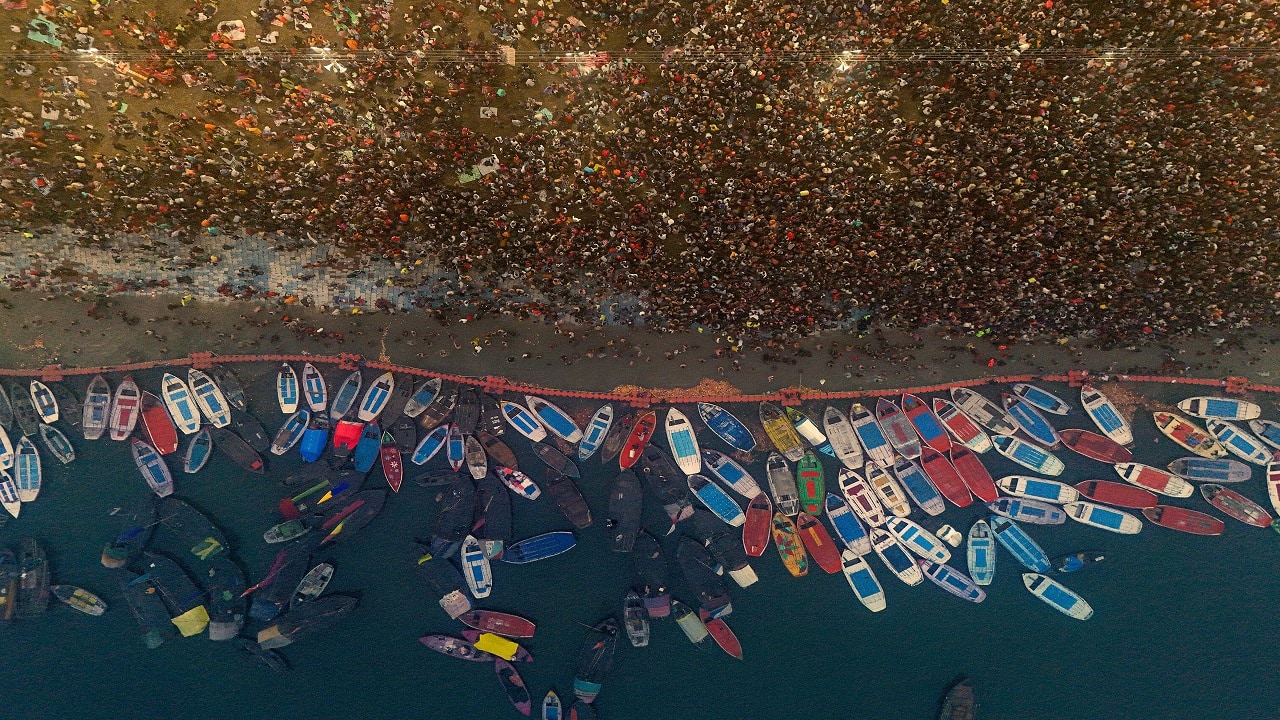 3.5 lakh kg of bleaching powder, 1 crore litre of cleaning solution: How massive sanitation drive is keeping Maha Kumbh Mela clean 3.5 lakh kg of bleaching powder, 1 crore litre of cleaning solution: How massive sanitation drive is keeping Maha Kumbh Mela clean