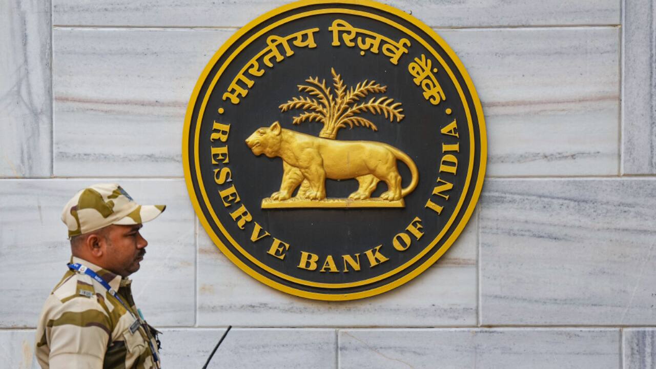 RBI lays down operational guidelines for FCNR-B deposits, ECB swap facilities