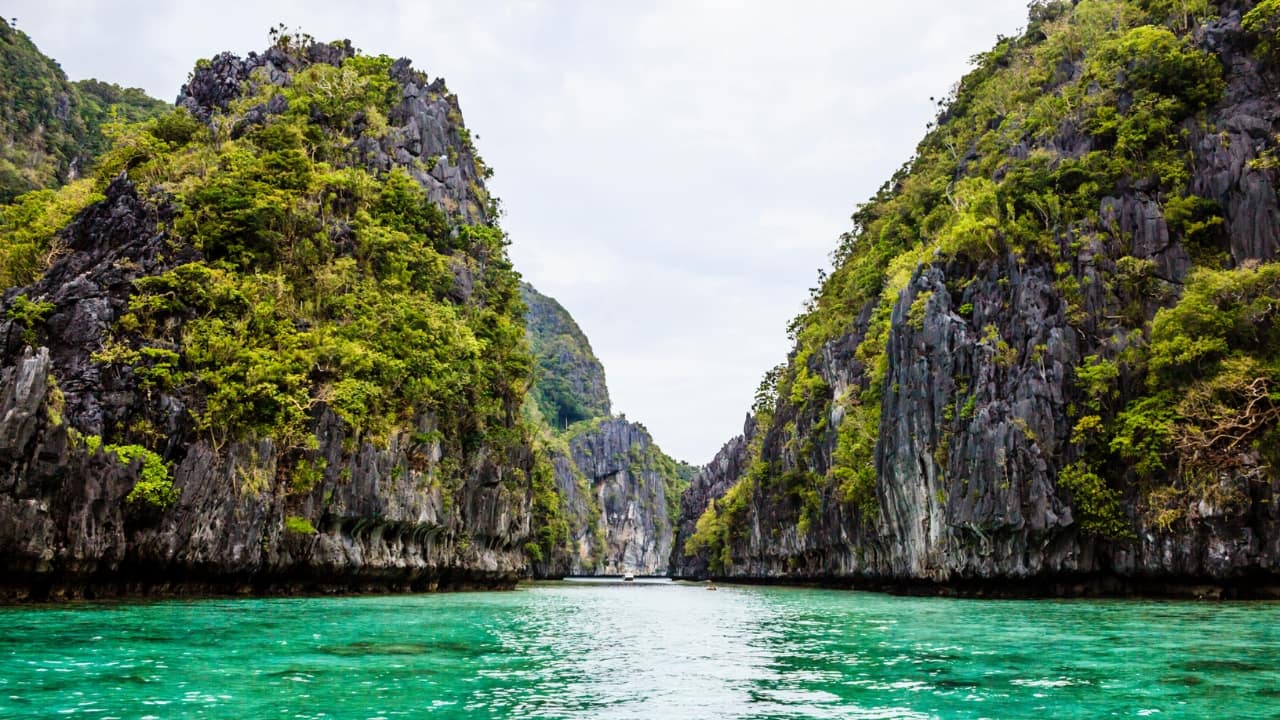 3. El Nido, Philippines – Fresh Ocean Breezes &amp; Paradise Views Imagine waking up to gentle sea breezes, crystal-clear waters, and golden sunrises—that’s El Nido for you! With its unspoiled beaches, turquoise lagoons, and hidden coves, this tropical paradise offers some of the freshest air in Southeast Asia. Snorkel among vibrant coral reefs, hop between breathtaking islands, or just lounge on a hammock with the ocean as your soundtrack. (Image: Canva) Must-do: Go island-hopping to Big Lagoon, Secret Beach, and Snake Island