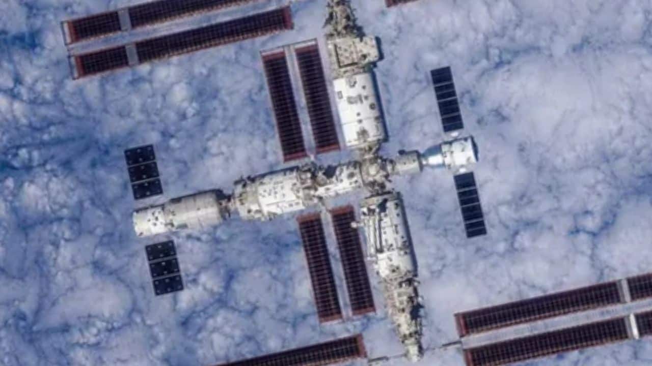 Chinese astronauts perform 'artificial photosynthesis' in space, creating oxygen and rocket fuel