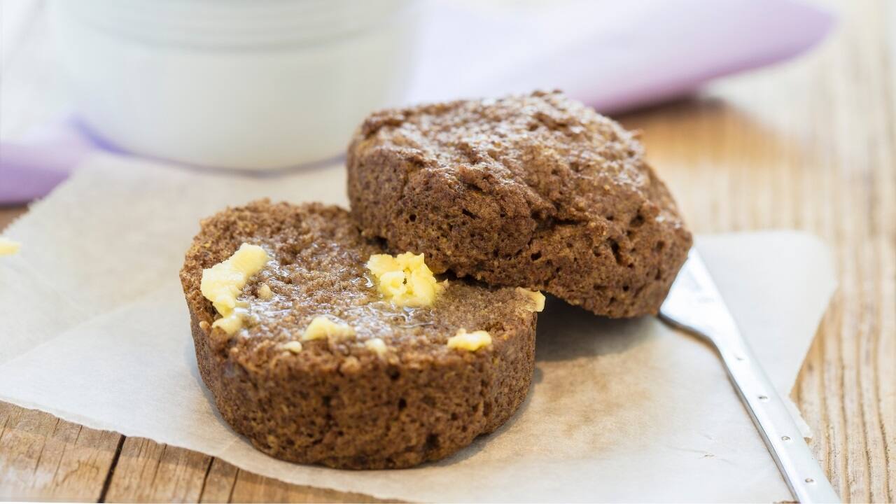 Flaxseeds muffins: Mix whole wheat flour, ground flaxseeds, lemon zest, poppy seeds, eggs, honey, and a touch of vanilla extract. Add baking soda and a pinch of salt, then bake until golden brown for a tangy, moist, and nutrient-packed muffin that is perfect for breakfast or a snack (Image: Canva)
