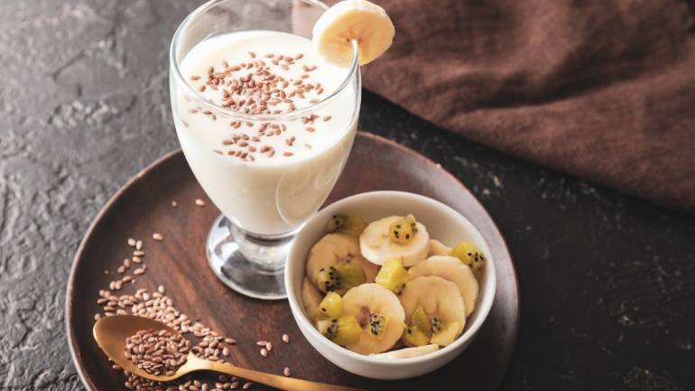 Flaxseeds yoghurt: Combine rolled oats, yogurt, flaxseeds, dried cranberries, and a drizzle of honey in a bowl. Let it sit overnight in the fridge, allowing the oats to absorb the yogurt and flavours, creating a creamy, fibre-rich, and refreshing breakfast packed with antioxidants and essential nutrients (Image: Canva)