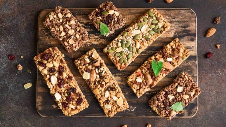 Granola bars with flaxseeds: In a bowl, combine oats, ground flaxseeds, dried cranberries, cherries, and a drizzle of honey or maple syrup. Press the mixture firmly into a baking pan and bake for about 20 minutes until golden. These homemade granola bars are a nutrient-dense snack, perfect for a quick energy boost (Image: Canva)