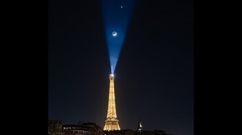 A crescent moon and Venus illuminated the Paris night sky on 1 February. (Image: Gwenaël Blanck)
