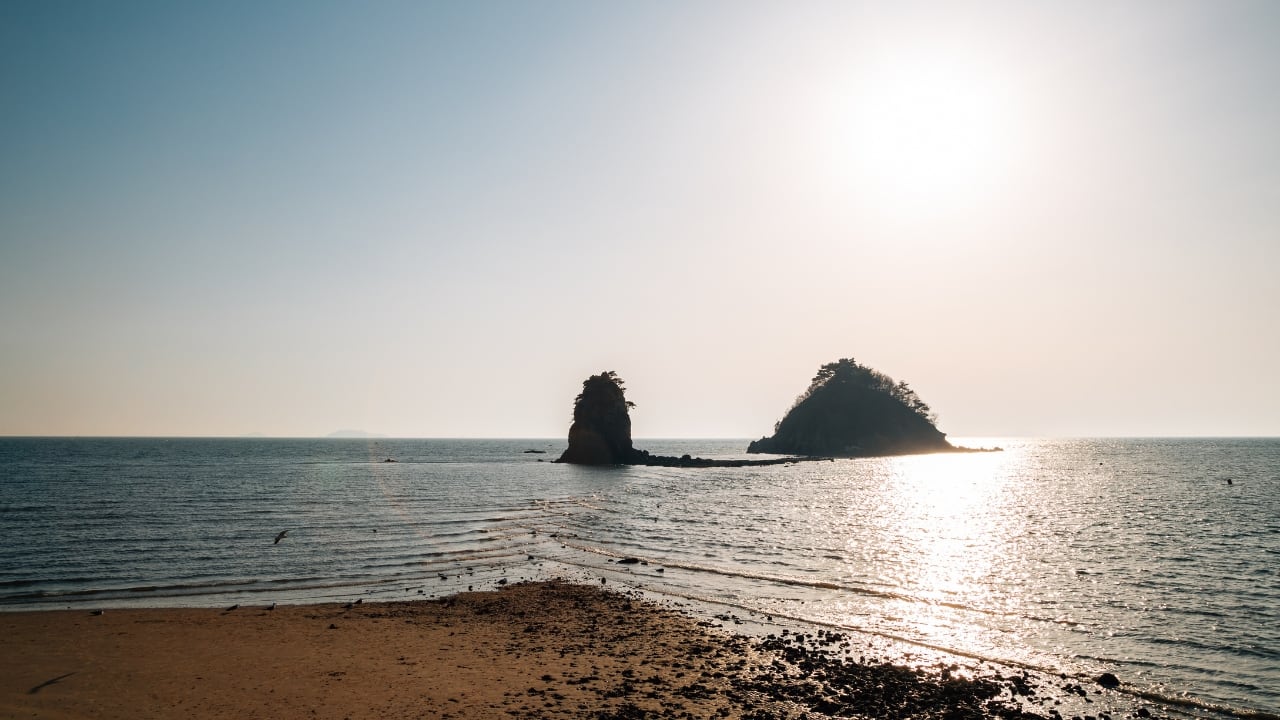 5. Anmyeondo Ggotji Beach – Sunset Romance Straight from a Drama For breathtaking sunset views that feel straight out of a K-drama, Anmyeondo Ggotji Beach is the perfect destination. This hidden gem offers a peaceful, romantic escape, making it a favorite for drama scenes featuring deep conversations and heartwarming moments. Must-Do: Capture the stunning sunset and relive your own K-drama love story. (Image: Canva)