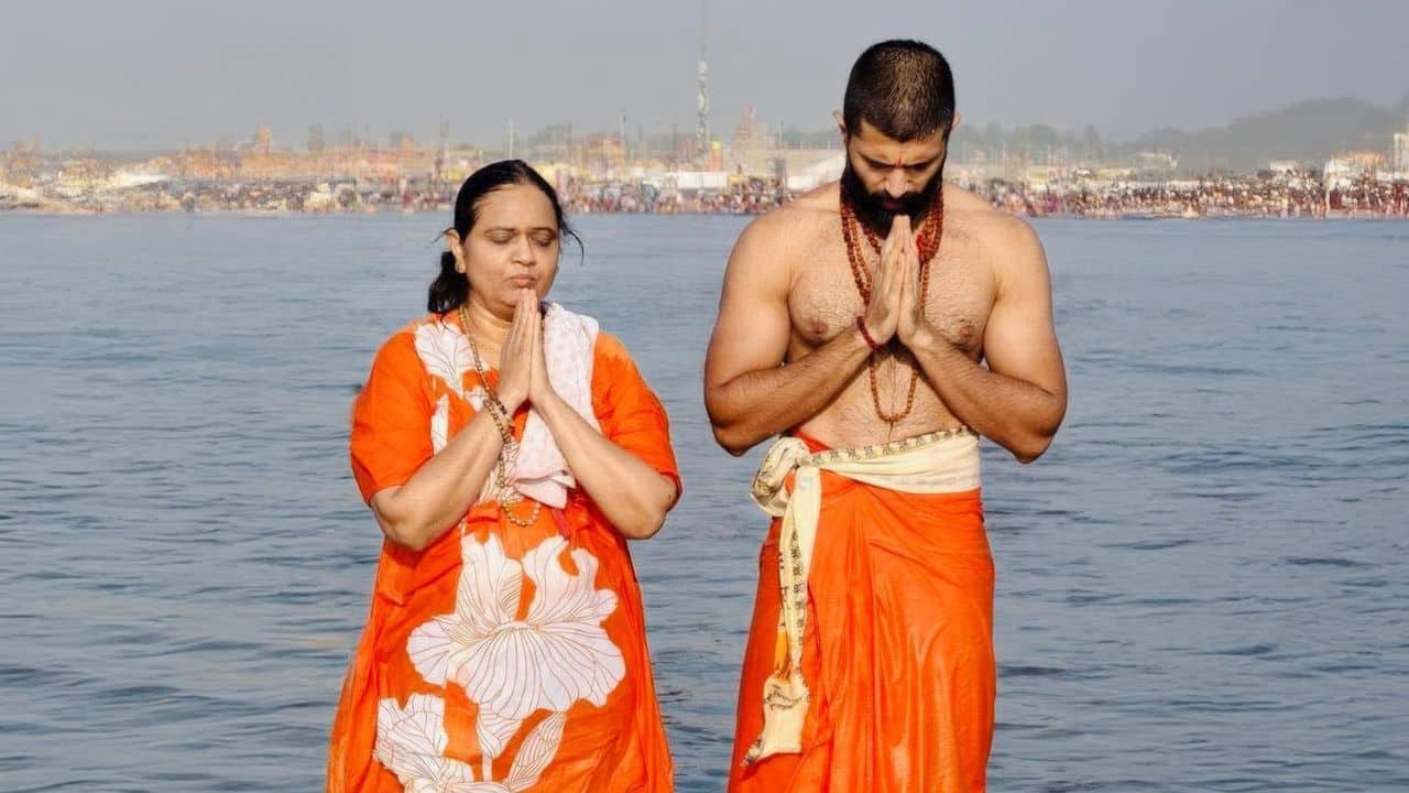 Vijay Deverakonda takes holy dip at Mahakumbh along with his mother, see pic