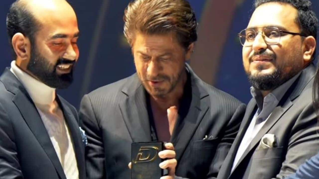 Shah Rukh Khan presents AX Premium Properties with DAMAC's Second-Place Broker Award in Dubai