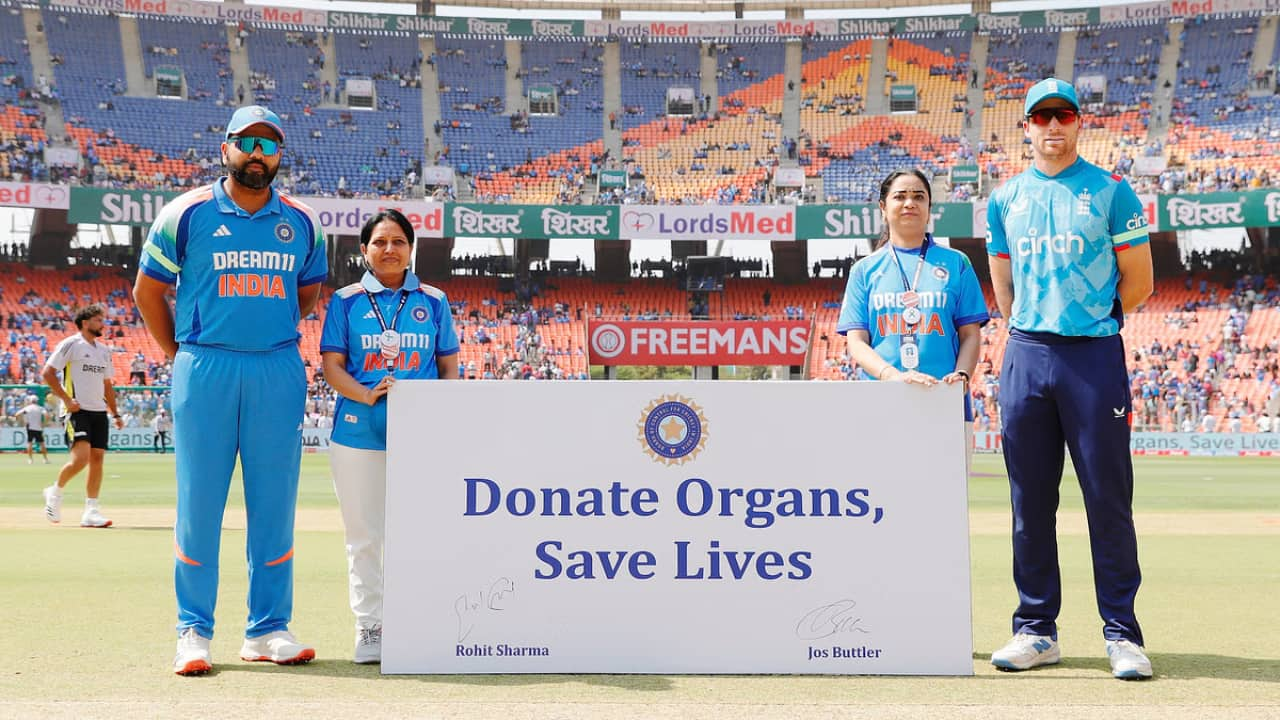 Cricket teams promote organ donation campaign.