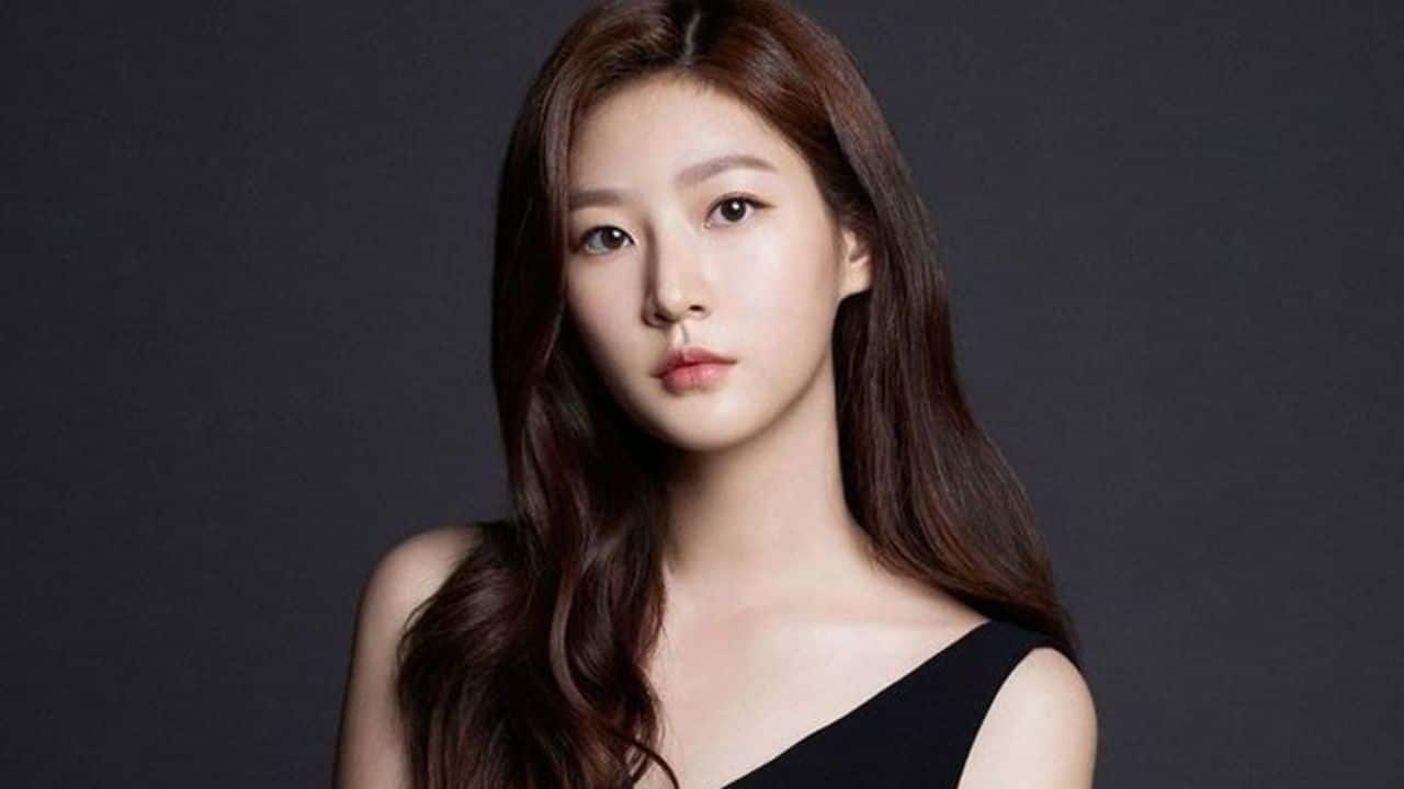 Фото гали из игры Bloodhounds actress Kim Sae-ron found dead at her apartment: Reports