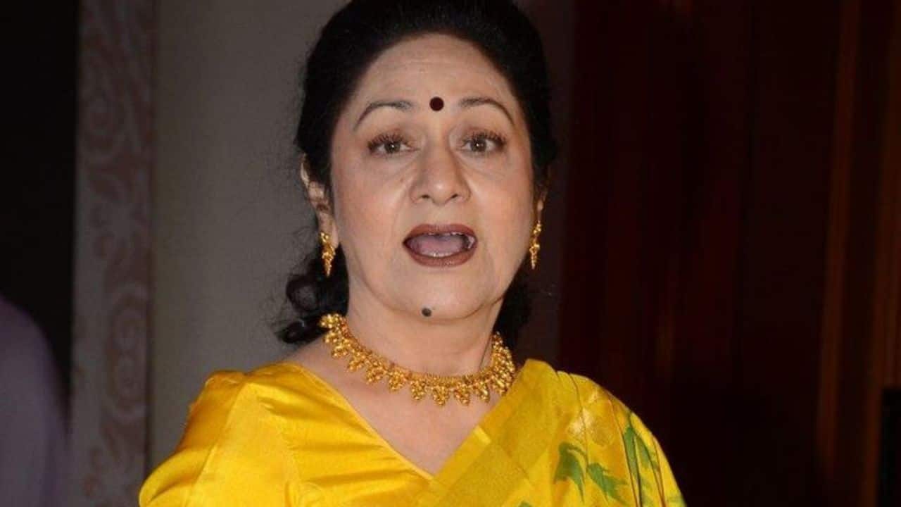 Veteran actress Aruna Irani suffers from injury in Bangkok, returns to India in a wheelchair: watch video