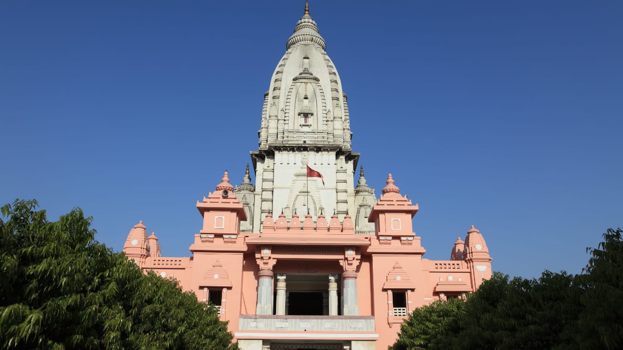 7. Kashi Vishwanath Jyotirlinga | Varanasi, Uttar Pradesh: Kashi is considered a divine creation of Bhagwan Shiva and Devi Shakti. It is said that Shiva himself resides in Kashi, blessing his devotees. This Jyotirlinga represents the path to wisdom and spiritual liberation. (Image: Canva)