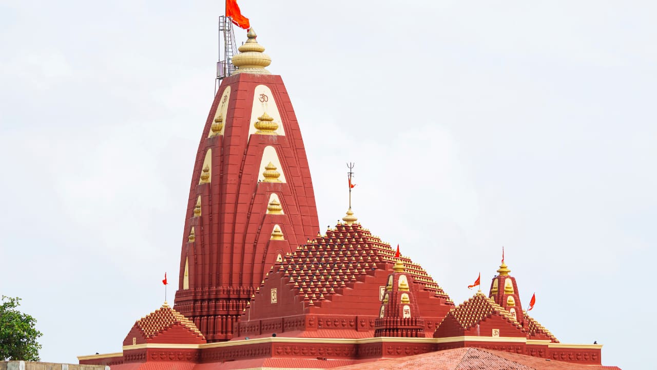 10. Nageshwar Jyotirlinga | Dwarka, Gujarat: Bhagwan Shiva protected his devotee Supriya from the demon Daruka, who had imprisoned him. Shiva appeared as Nageshwar Jyotirlinga and freed Supriya. Worship at this shrine is believed to remove fear and instill courage. (Image: Canva)