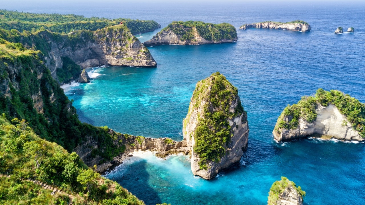 4. Skip Bali – Get Away to Nusa Penida. Although Bali is usually associated with romance, Nusa Penida is the place to visit if you want something more subdued. This hidden gem with spectacular cliffs, immaculate beaches, and glistening clean waters is a small Indonesian island off the coast of Bali. Keling King Beach and Angel's Billabong will captivate you if you enjoy adventure and natural beauty. (Image: Canva)