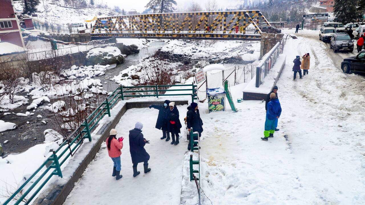Heavy Snowfall Hits J&K's Doda, Rajouri and Himachal Pradesh After Dry Spell