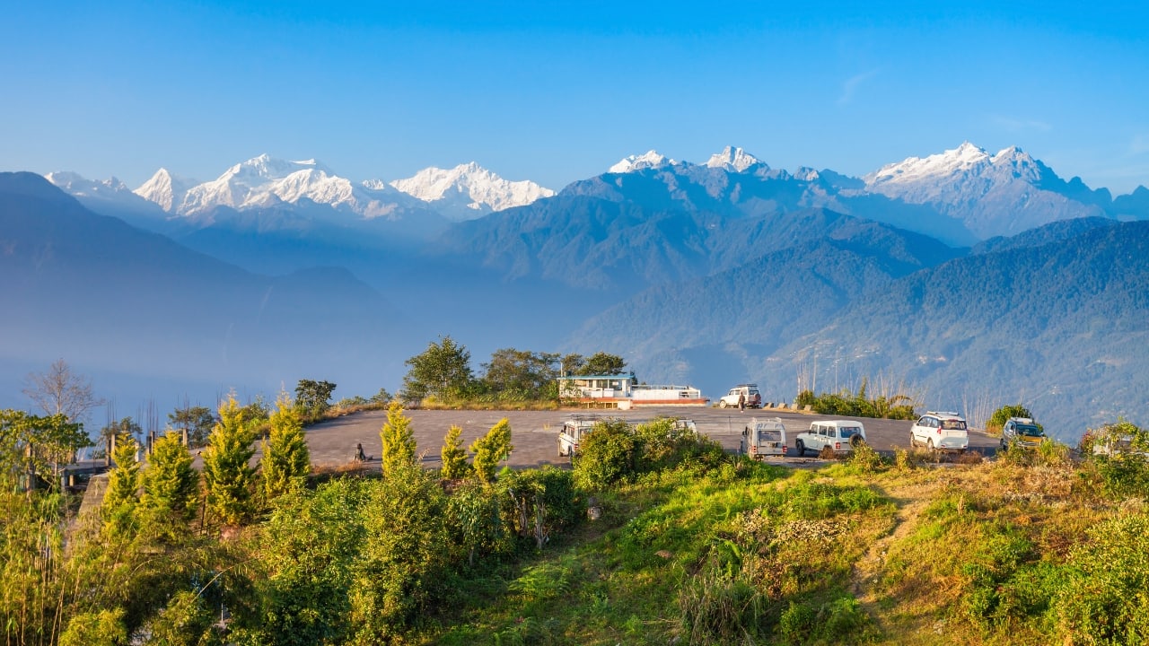 8. Pelling, Sikkim – A Himalayan Wedding Fantasy With jaw-dropping views of Kanchenjunga, Pelling is a lesser-known wedding destination in Sikkim. Quaint monasteries, scenic gardens, and luxury resorts offer the perfect setting for a unique hilltop wedding. (Image: Canva)