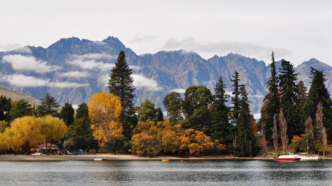 6. Queenstown, New Zealand – Adventure in the Southern Hemisphere March marks the start of autumn in New Zealand, bringing mild weather and fewer crowds. Queenstown is a paradise for adventure lovers, offering bungee jumping, jet boating, and scenic hikes around Lake Wakatipu and the Remarkables Mountains. (Image: Canva)