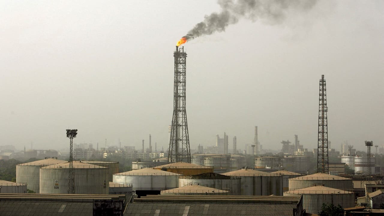 Indian state-owned refiners seek to restore Russian oil flow