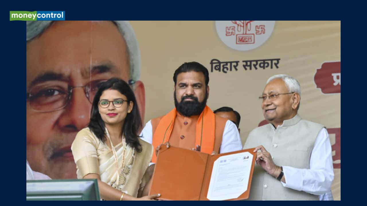 Nitish Kumar distributes appointment letters to 51,389 newly recruited teachers at Gandhi Maidan Nitish Kumar distributes appointment letters to 51,389 newly recruited teachers at Gandhi Maidan