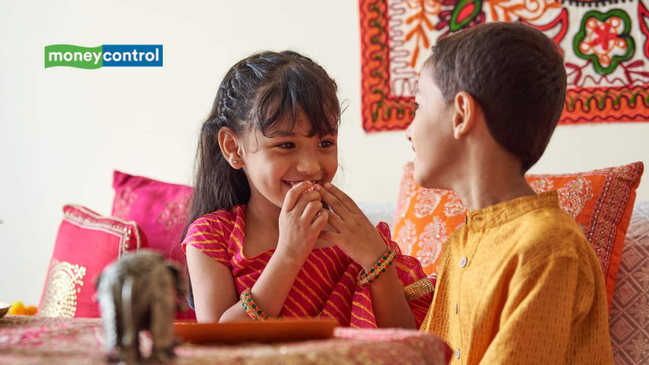 Holi Bhai Dooj 2025: Check Date, Time, Rituals and Significance Holi Bhai Dooj 2025: Check Date, Time, Rituals and Significance