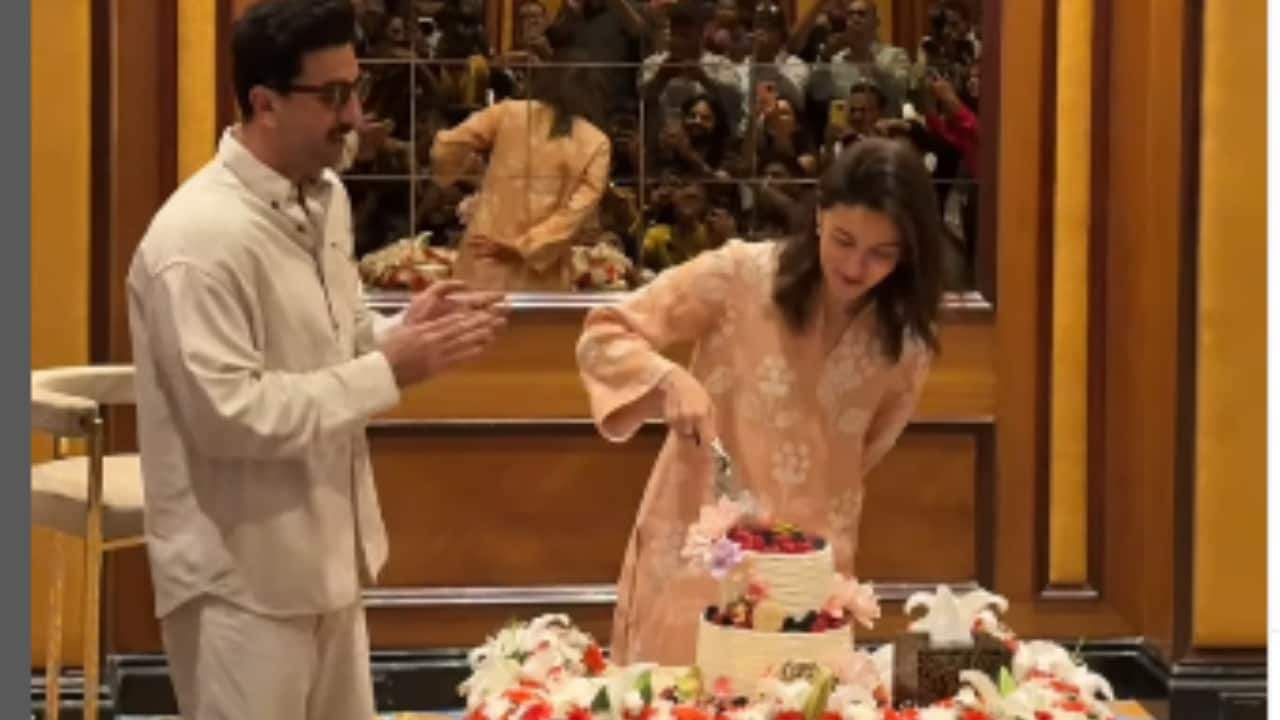 Alia Bhatt celebrates birthday with Ranbir Kapoor and media, cuts cake in style