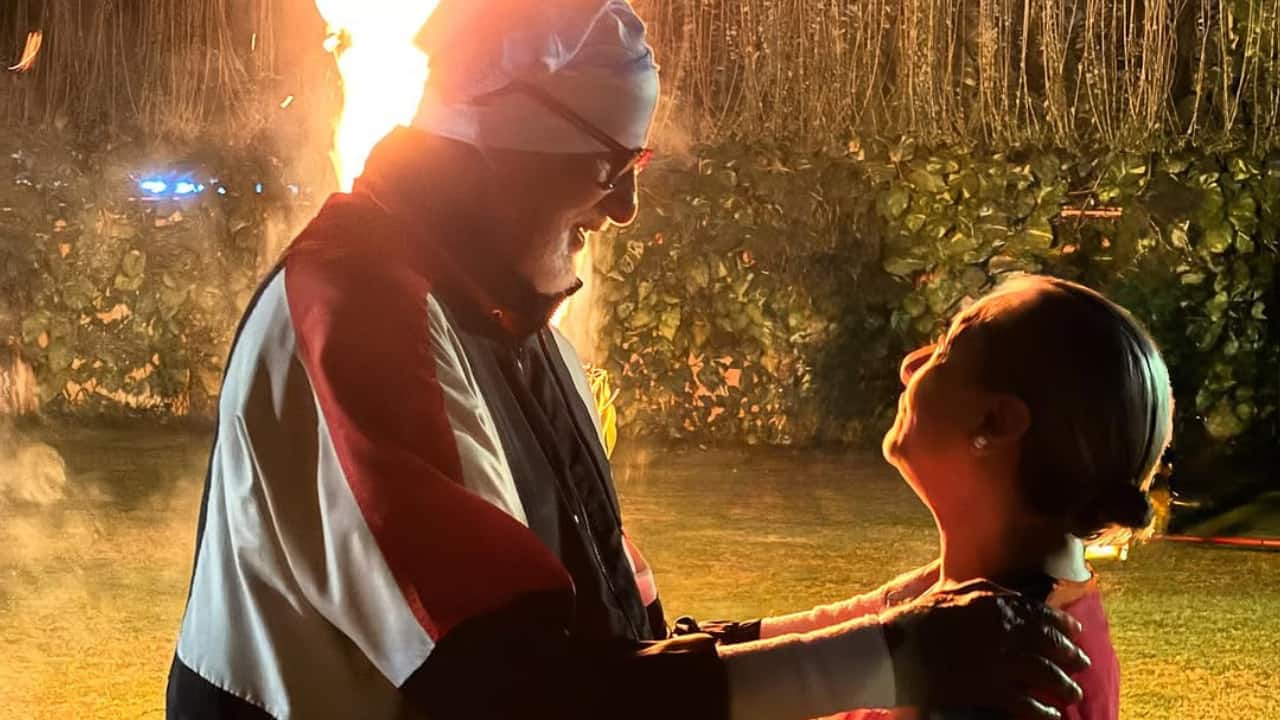 Amitabh Bachchan adores Jaya Bachchan in sweet Holika Dahan pic, See