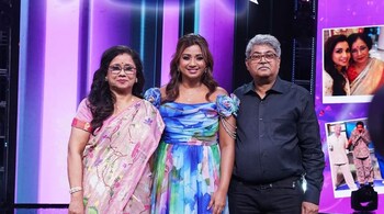 Shreya Ghoshal with parents on Indian Idol 15 set