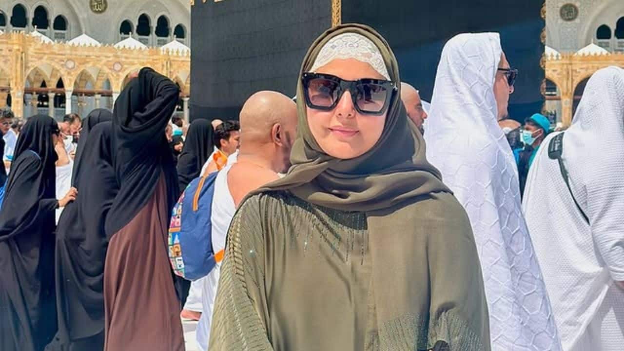 Hina Khan performs Umrah in Ramzan amid cancer battle; shares emotional journey