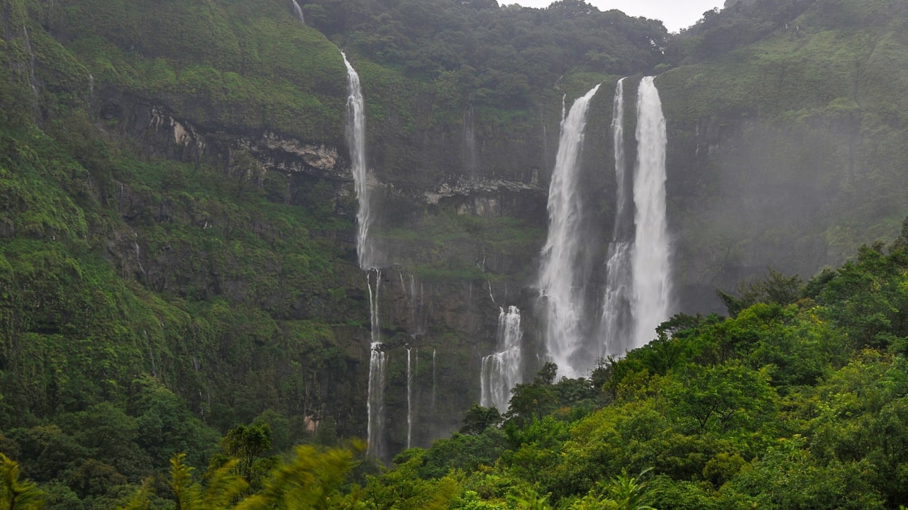 Ozarde Waterfall – A stunning monsoon cascade amid lush forests. (Image: Canva)