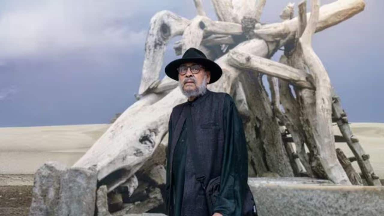 Shah at his 2016 retrospective ’Hammer on the Square (1957 – 2015)’, at KNMA, Saket. (Image courtesy KNMA).
