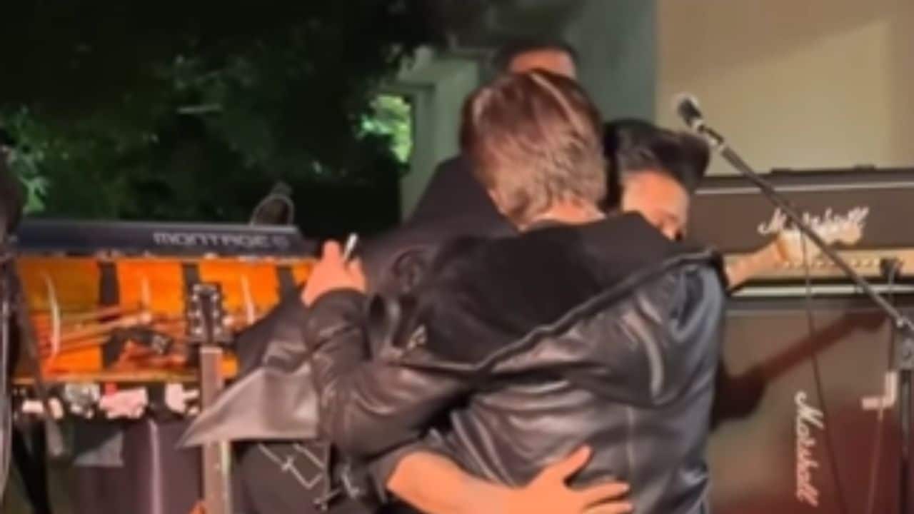 Singer Stebin Ben pays homage to Shah Rukh Khan with a bow and hug at star-studded event, watch