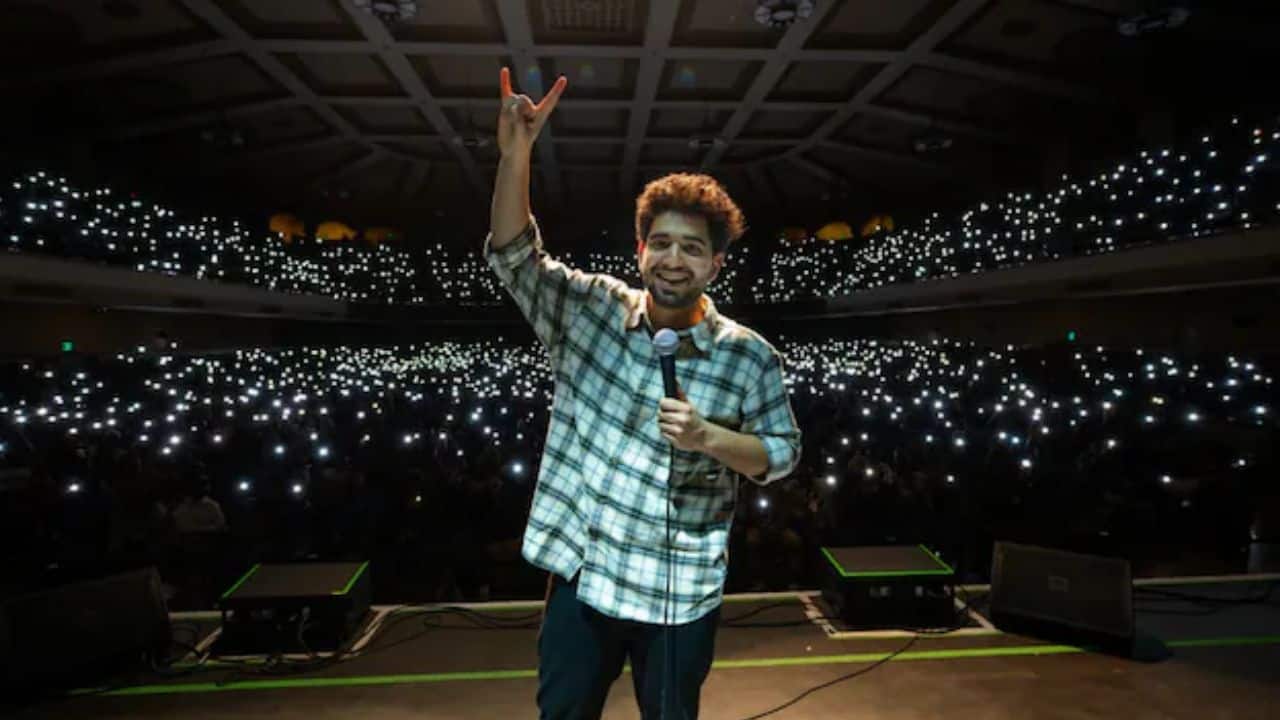 Samay Raina In 2025, Samay Raina's combination of chess and comedy paid off handsomely. With 7.39 million subscribers and a net worth of ₹140 crore, he has established a distinct digital niche by cleverly and wittily transforming livestreams into viral pop culture moments.