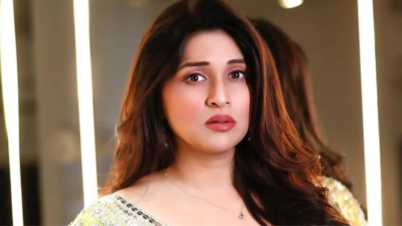 Mannara Chopra trolled for her rant against an airline for not allowing her to board a flight, a netizen writes: 'It was your duty to come early...'