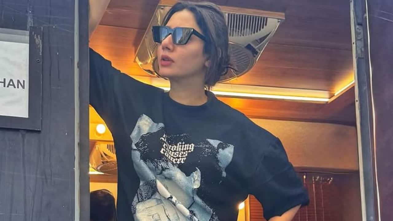 Mahira Khan shares adorable fan girl moment in Shah Rukh Khan T-shirt