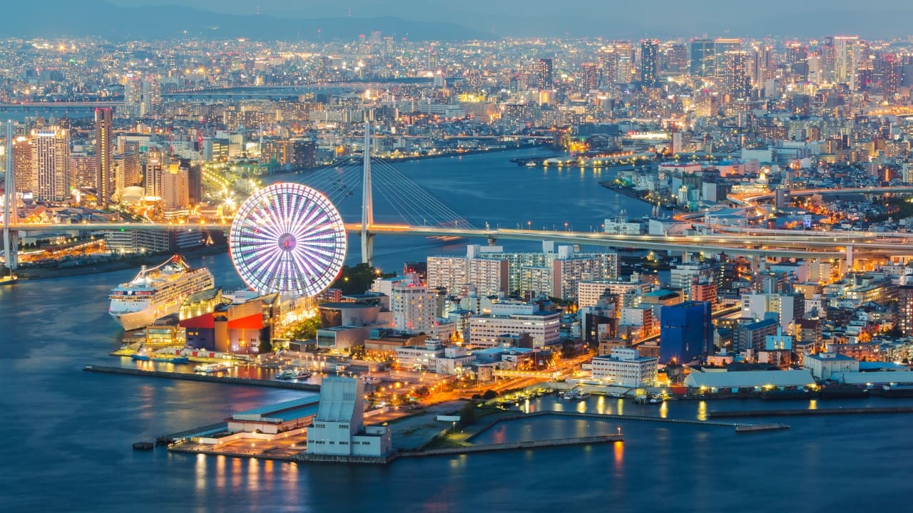 4. Take in the Views on the Tempozan Ferris Wheel For the best view in town, hop on the Tempozan Giant Ferris Wheel. By day, see Osaka Bay stretch into the horizon; by night, watch the city glitter beneath you. It’s a must for a romantic ride or a unique photo op. (Image: Canva)