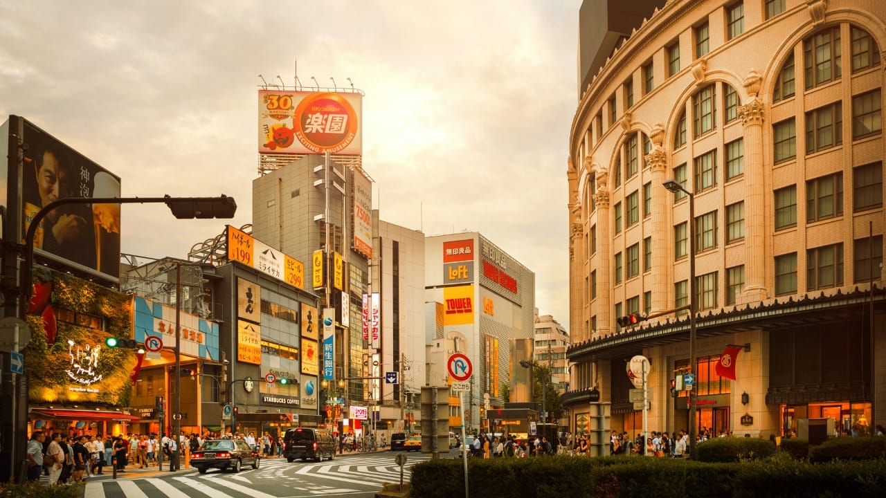 8. Experience Namba’s Electric Nightlife When the sun sets, Namba comes alive. Explore cozy izakayas (Japanese pubs), belt out your favorite song at karaoke, or unwind with a cocktail at a hidden bar. It’s the place to let loose and enjoy Osaka’s after-dark energy. (Image: Canva)
