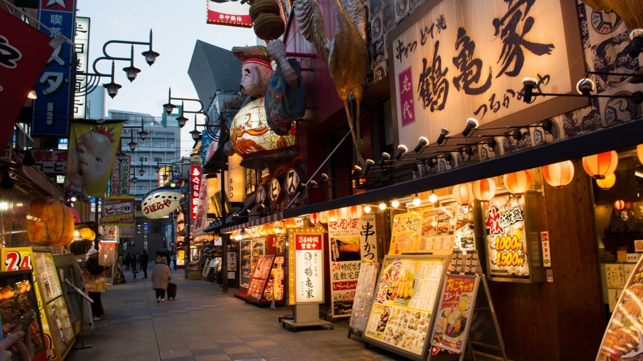 9. Taste Michelin-Starred Street Food Osaka takes street food seriously—so seriously, some of it’s Michelin-recognized! Treat yourself to crispy kushikatsu (deep-fried skewers) or a steaming bowl of ramen. Delicious, affordable, and unforgettable! (Image: Canva)