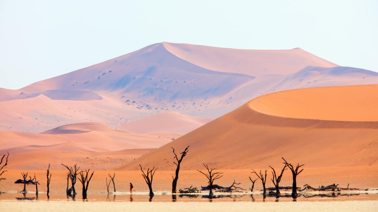 Nature isn’t just a scenic backdrop—it’s a master of illusions. Around the globe, you’ll find jaw-dropping landscapes that defy logic and trick the senses. From waterfalls that seem to plunge into the earth to glowing skies that look like scenes from a sci-fi movie, these natural wonders are proof that reality can be stranger than fiction. If you’re a traveler with a taste for the extraordinary, these seven mind-bending optical illusions need to be on your must-see list. (Image: Canva)