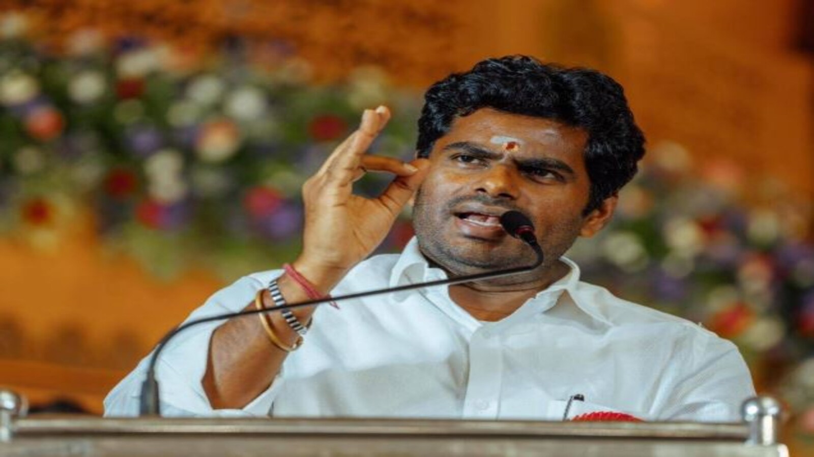அண்ணாமலை மையவெளியை விட்டு வெளியேற தயாராகும் நிலையில், அதிமுக தமிழக அரசியல் களத்தை மறுதொடக்கம் செய்கிறது.